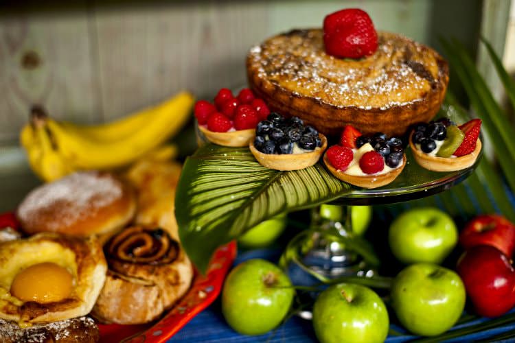 Breakfast pastries with green and red apples all displayed on platter